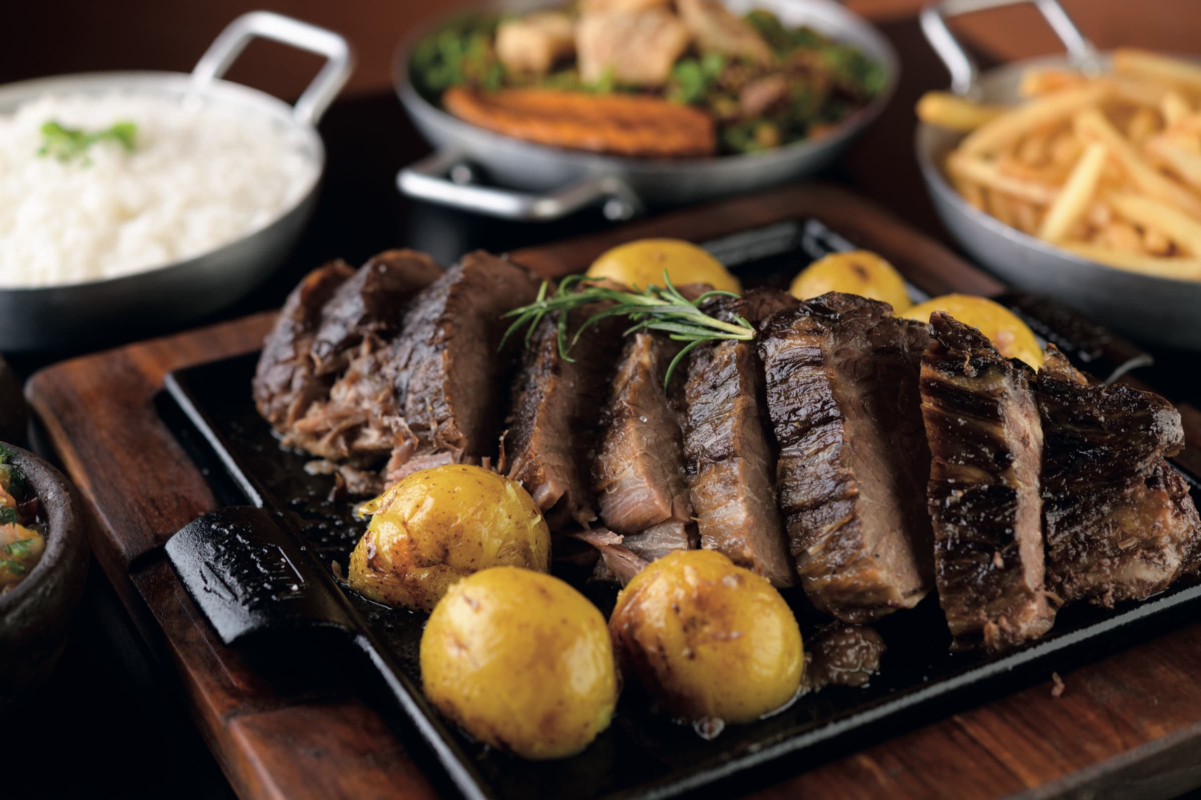 Corte de carne servido na parrilla