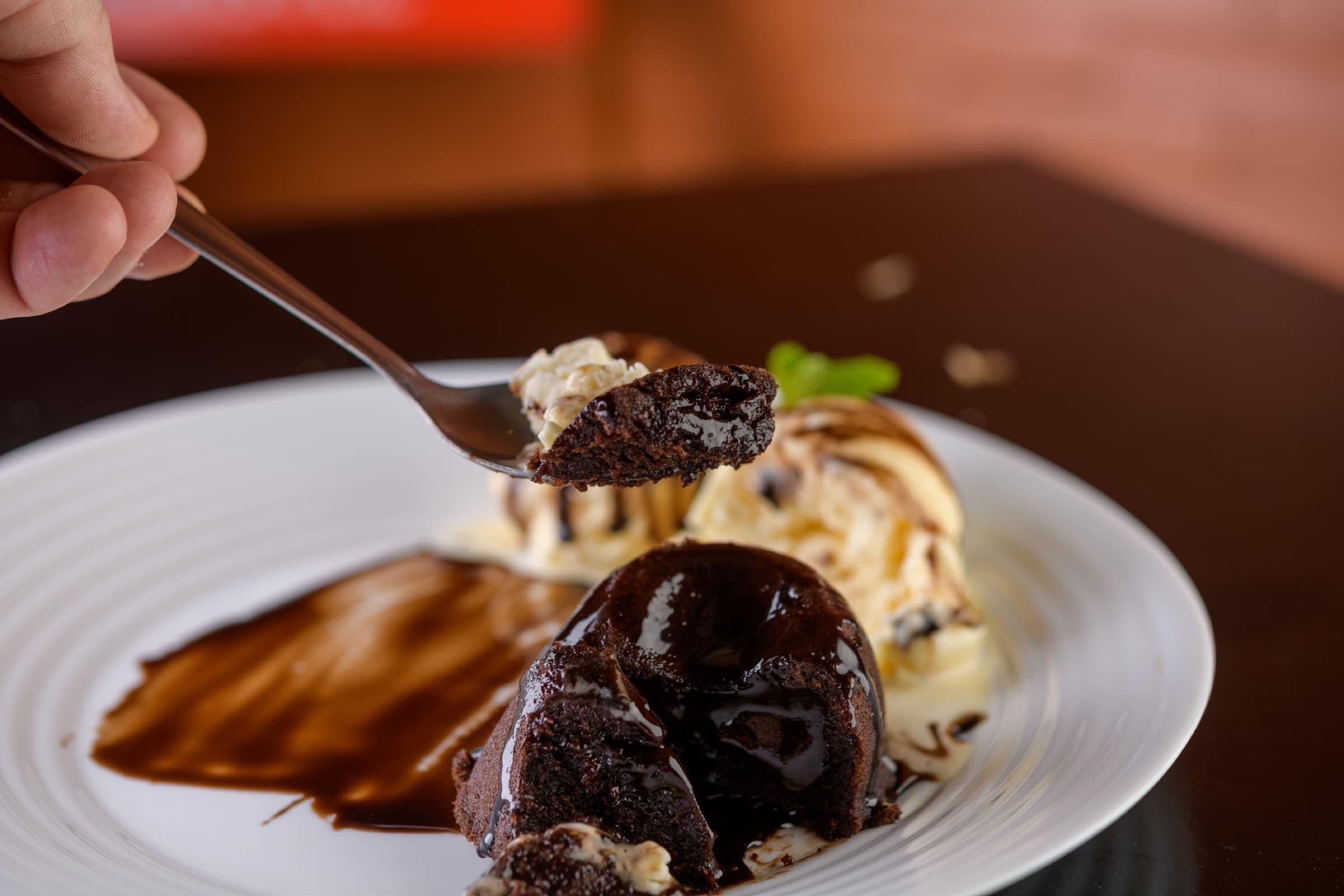 Sobremesa de chocolate servida pelo Empório Bohemio