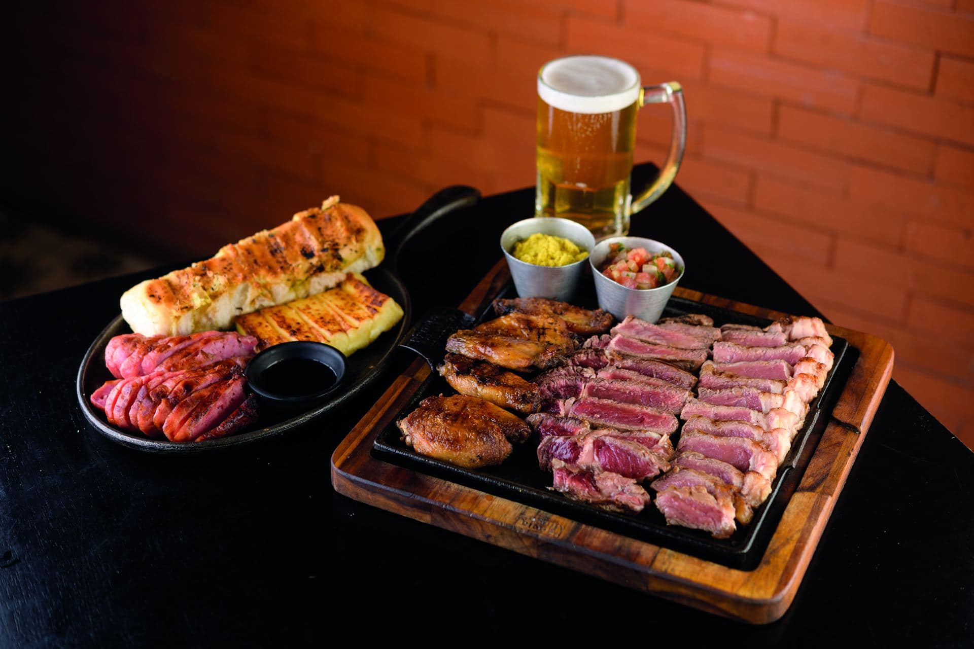 Seleção de carnes na parrilla do Empório Bohemio